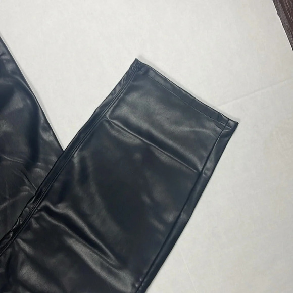 TOMMY JEANS
Women's Mid-Rise Faux-Leather Straight-Leg Pants Sz 32 - Picture 7 of 13